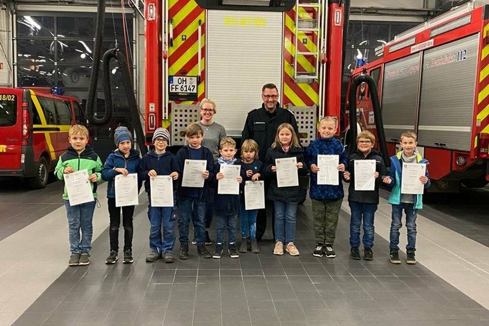 Alle zehn Nachwuchsretter konnten im Anschluss an die Prüfung mit einer Urkunde und einem Kinderflamme-Anstecker für die Stufe 1 ausgezeichnet werden.
