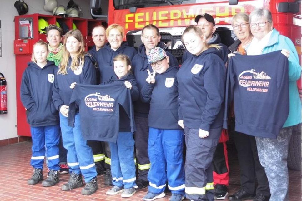 Kellenhusen. Im Feuerwehrgerätehaus Kellenhusen fand eine Spendenübergabe des Deutschen Roten Kreuzes (DRK) statt. Die Jugendfeuerwehr erhielt Sweatshirts, damit sie bei Übungsdiensten und repräsentativen Aufgaben warm und einheitlich gekleidet sind. (red)