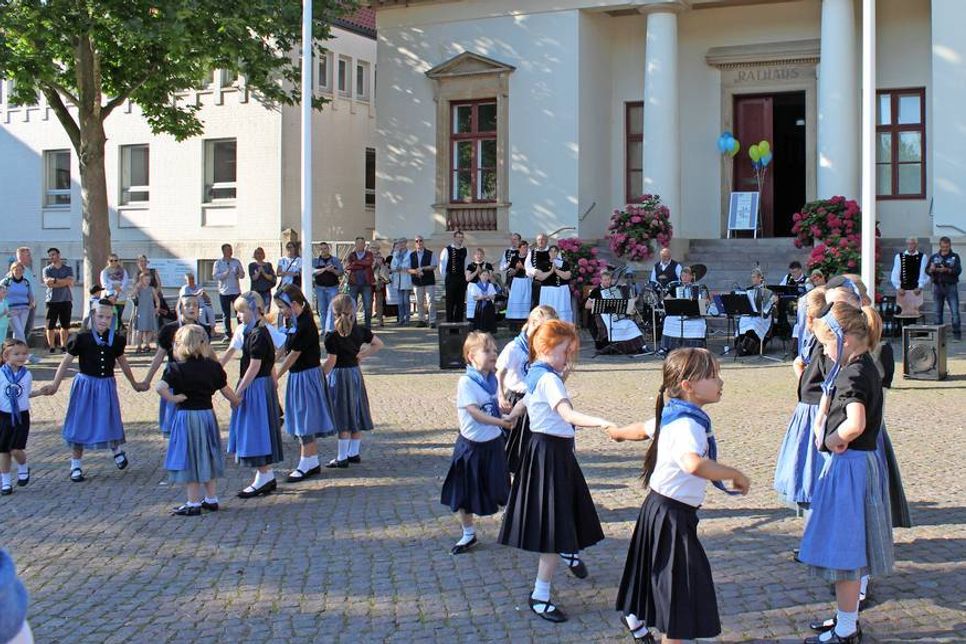 Der Neustädter Volkstanzkreis macht die Kultur lebendig. Hier tanzt die Kindergruppe, aber auch die Jugendlichen und Erwachsenen kamen zum Zug.