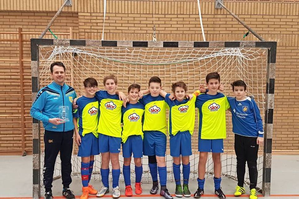 Die D-Jugend Kicker vom SC Cismar freuen sich über den offiziellen Titel des Futsal Hallenkreismeisters. Bei der Finalrunde in Eutin erzielten die Cismaraner in fünf Spielen drei Siege sowie zwei Unentschieden und landeten vor den beiden Verbandsligisten vom TSV Pansdorf und TSV Lensahn. (red)