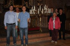 Freuen sich über die neue Flexibilität des Kronleuchters: Pastor Friedemann Holmer, Kassenwartin vom Förderverein Christine Frick, Sebastian Otto vom Lieferanten des Aufzuges, der Firma Otto-Buer, Küsterin Wiebke Grell, Schriftführerin vom Förderverein Elisabeth Hansen, 1. Vorsitzende vom Förderverein Käte Heinzmann und Küster Falko Lange (v. lks.).