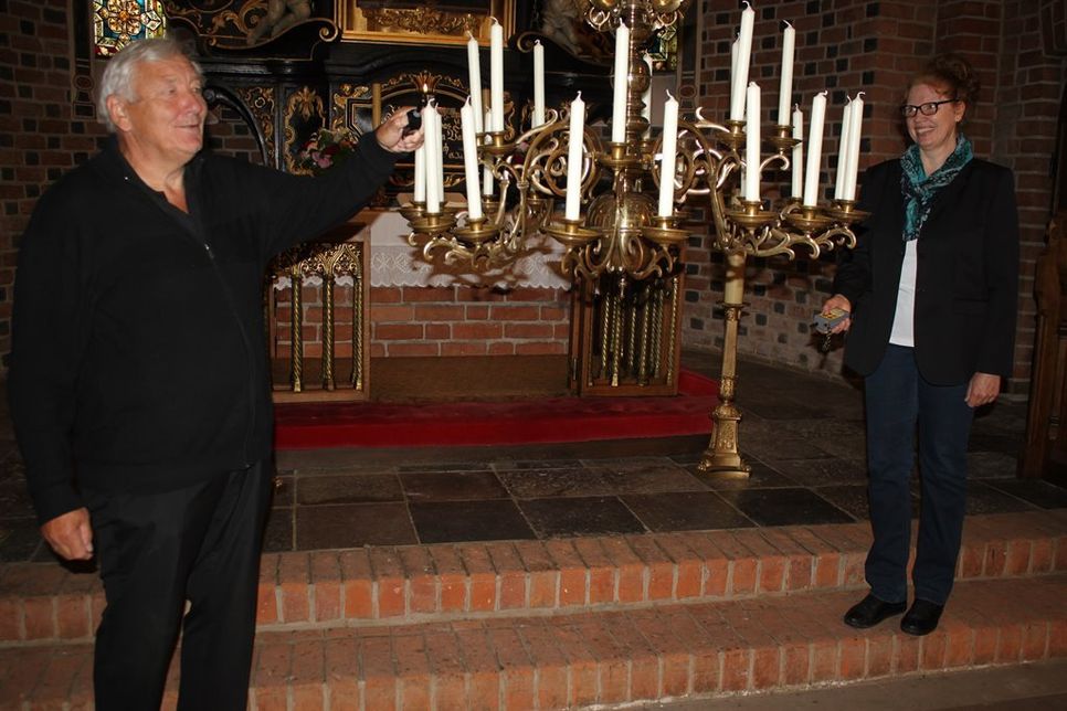 Die jetzt einfache und effiziente Handhabe zeigten die Küster Falko Lange und Wiebke Grell.