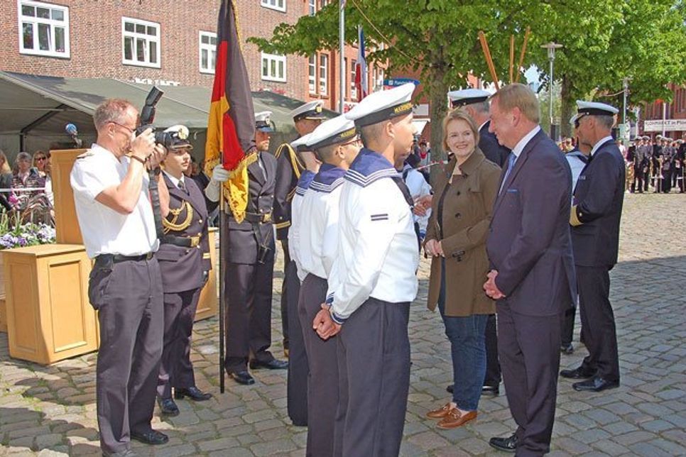 Die Bundestagsabgeordneten Melanie Bernstein und Ingo Gädechens beglückwünschen die jungen Soldaten.