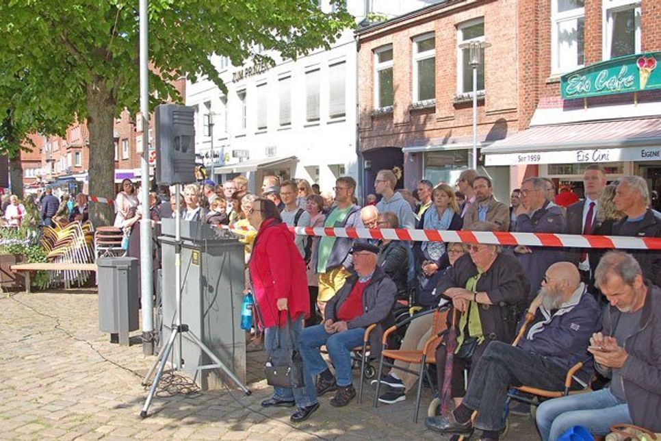 Im Publikum ist die Stimmung zwiegespalten.