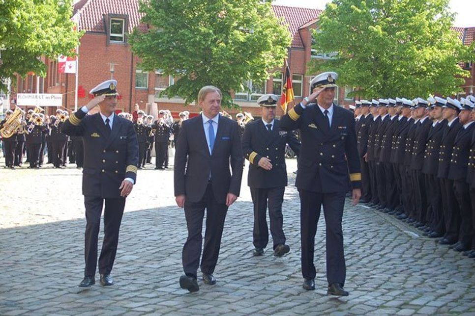 Die Kommandeure schreiten die Front ihres Nachwuchses ab.