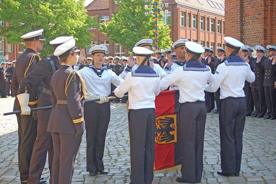 Sie schwören für 137 Kameraden und Kameradinnen.