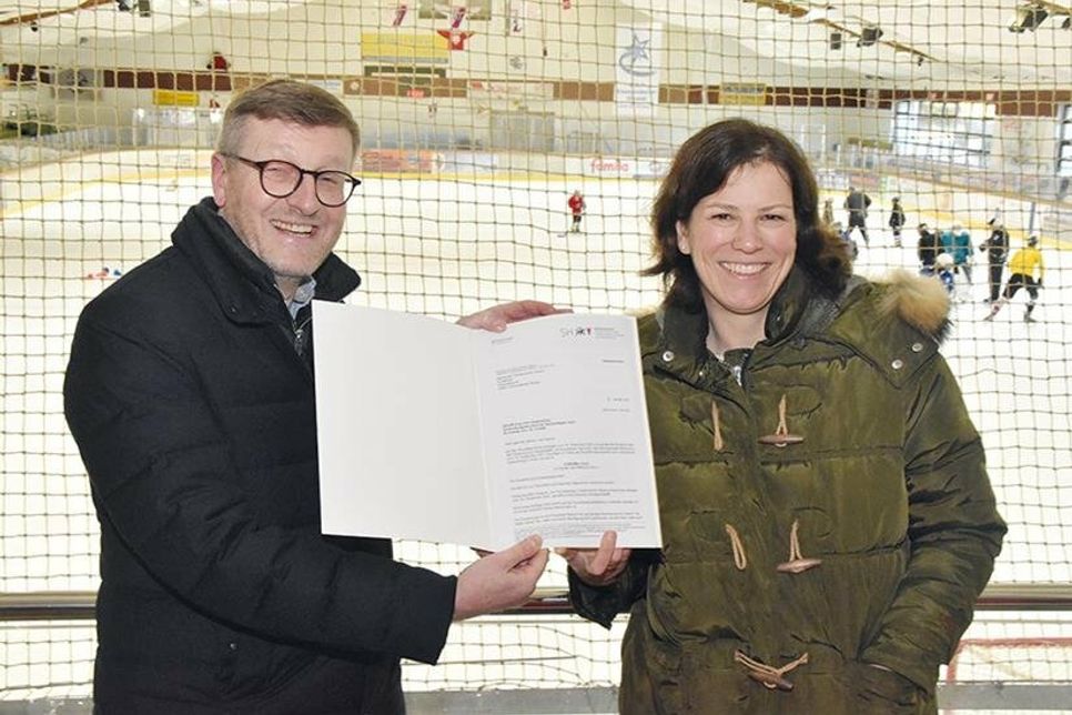 Innenstaatssekretärin Kristina Herbst (CDU) übergibt den Förderbescheid über 2 Millionen Euro an Timmendorfer Strands Bürgermeister Sven Partheil-Böhnke.