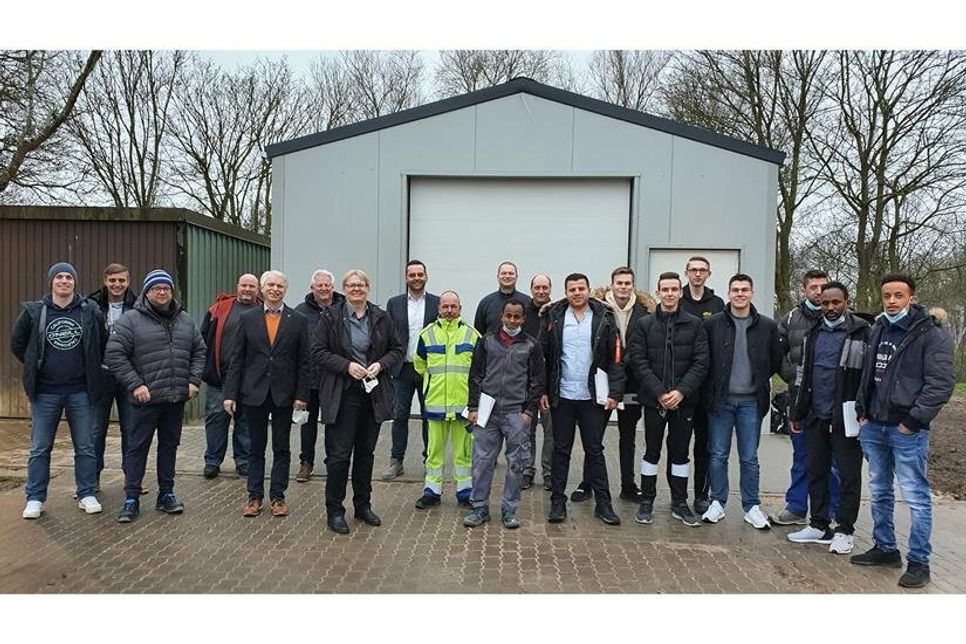 Die Mitglieder des Gesellenprüfungsausschusses für den Standort Oldenburg, Obermeister Stefan Erbs (8. v. lks.) sowie die neue Schulleiterin der Beruflichen Schule des Kreises Ostholstein in Oldenburg Ilona Hartmann (7. v. lks.) gratulieren den Junggesellen.