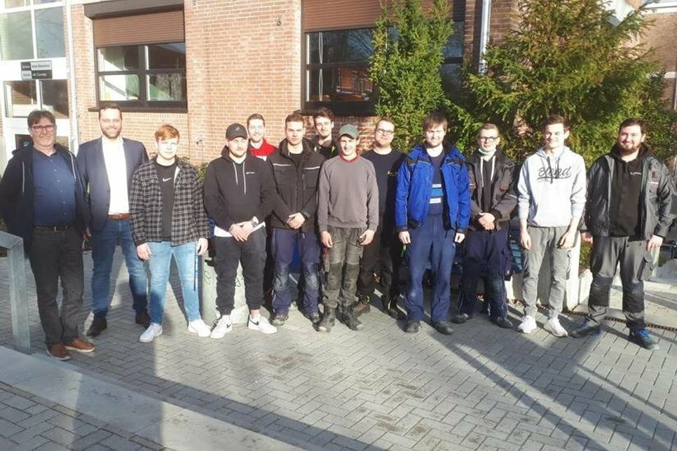 Der Vorsitzende des Gesellenprüfungsausschusses der Elektro-Innung Ostholstein für den Bezirk Eutin Rainer Steinbock (lks.) sowie Obermeister Stefan Erbs (2. v. lks.) gratulieren zur bestandenen Gesellenprüfung.