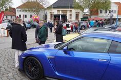 Autofreunde nutzten die Gelegenheit, sich auf dem Neustädter Marktplatz zu informieren.