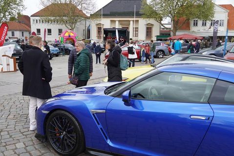 Autofreunde nutzten die Gelegenheit, sich auf dem Neustädter Marktplatz zu informieren.