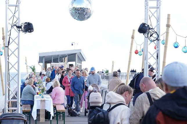 Unter der Diskokugel hindurch führte der Weg über die Seebrücke direkt an die lange Tafel, wo viele Menschen Platz nahmen, um gemeinsam zu picknicken.