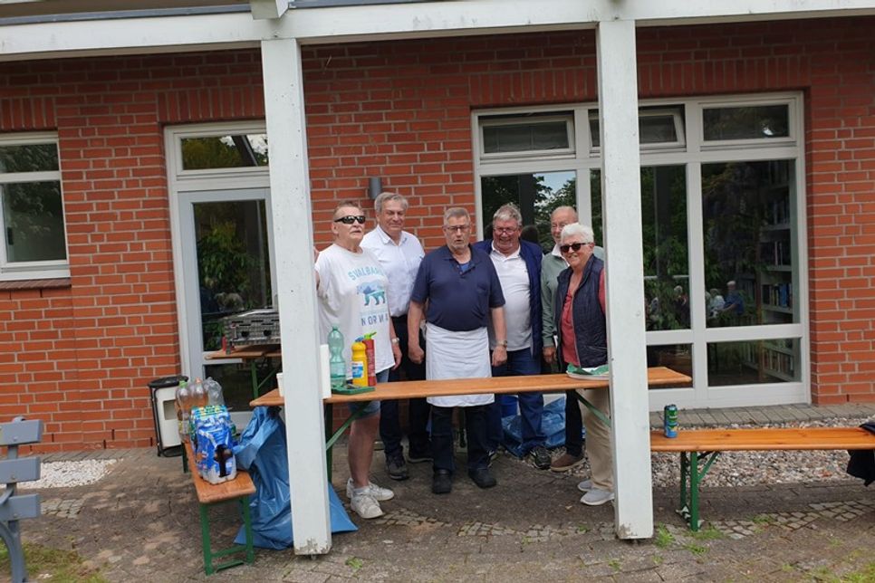 Wolfgang Klein, Bürgermeister Carsten Bruhn, Willi Kröger, Heinz Tamm, Bernd Schünemann und Jutta Tamm (v. lks.) freuten sich über die gut besuchte Veranstaltung.
