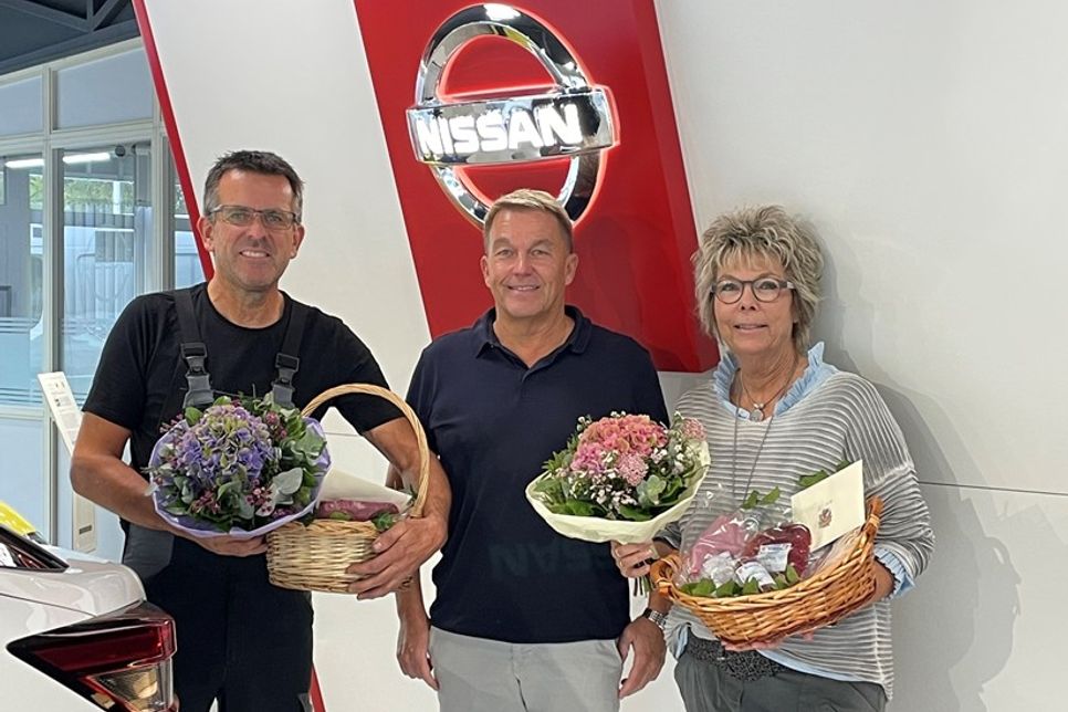 Firmenchef Markus Hagen (Mitte) mit den Jubilaren Britta Höppner und Stephan Jung. (red)