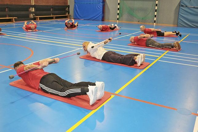 Fitnesstrainerin Sandra Speth macht alle Übungen vor und mit – und besonders gern die mit der „FLEXI-BAR“.