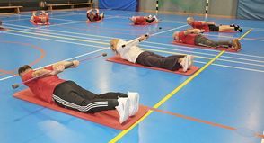 Fitnesstrainerin Sandra Speth macht alle Übungen vor und mit – und besonders gern die mit der „FLEXI-BAR“.