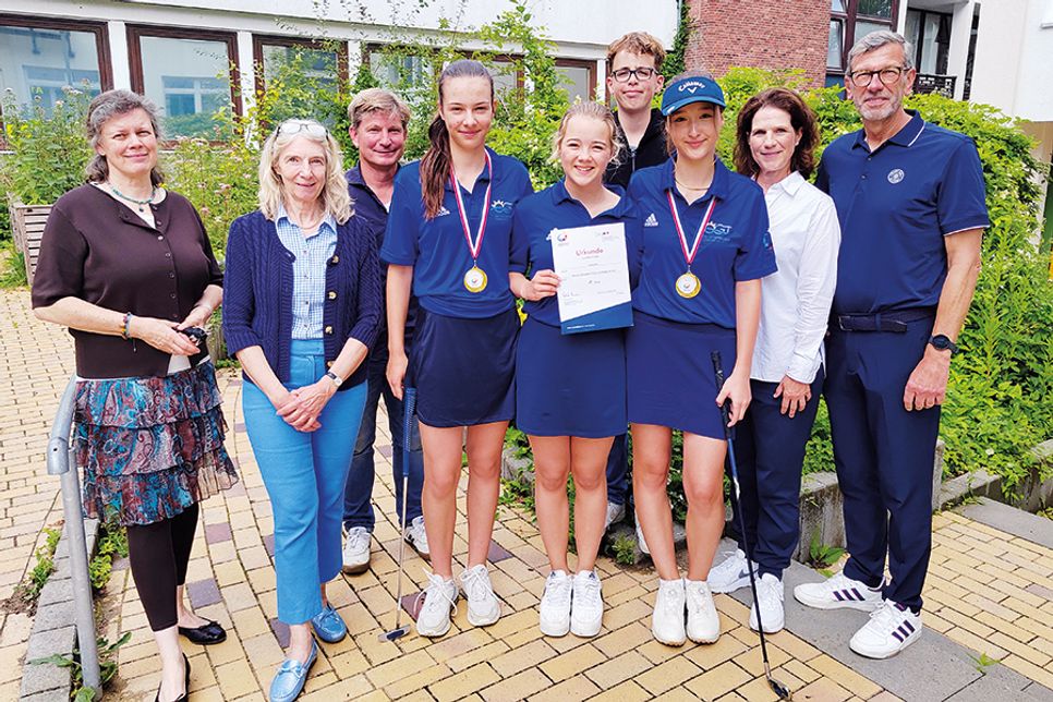 Schulleiterin Dr. Cordula Braun (links), Sportlehrerin Dagmar Schmidt und ihr Nachfolger Michael Laurisch sowie das Trainerteam Tina Mahlow und Heiko Boness (rechts) sind stolz auf die Leistungen von Linda Offermann (14), Greta Richenberger (14), Elise von Oven (13) und Paul Sellmann (12, hinten). Auf dem Foto fehlt Linus Küstner (15).