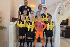 Die Fußballer der E2 des TSV Neustadt mit Ines Teschke vom Dana Pflegeheim am Kiebitzberg.