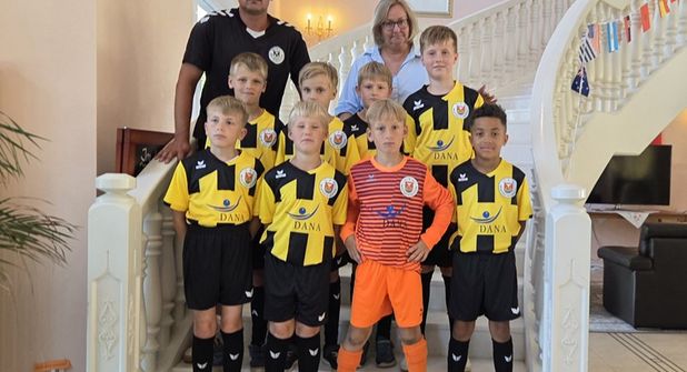 Die Fußballer der E2 des TSV Neustadt mit Ines Teschke vom Dana Pflegeheim am Kiebitzberg.