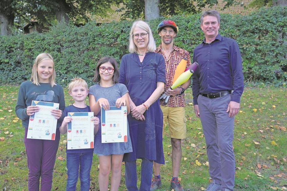 Die Lesekönige Mathilda Märker, Bennet Schönhoff und Semsa Simsek mit Büchereileiterin Turit Flohr, Animateur Romain Leroyer und Bürgermeister Michael Robien (v. lks.).