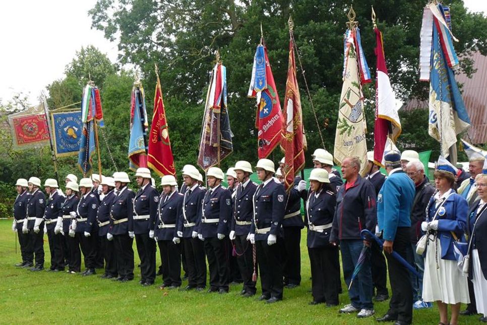 Traditioneller Fahnenausmarsch mit Umzug durch die Dörfer.