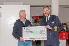 Der Kommandeur der Marineunteroffiziersschule Plön, Kapitän zur See Edgar Behrends, übergab die symbolischen Schecks über die Spendenbeträge von je 800 Euro an Tafelvorsitzenden Stefan Thomsen …