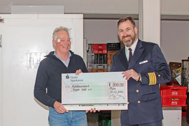 Der Kommandeur der Marineunteroffiziersschule Plön, Kapitän zur See Edgar Behrends, übergab die symbolischen Schecks über die Spendenbeträge von je 800 Euro an Tafelvorsitzenden Stefan Thomsen …