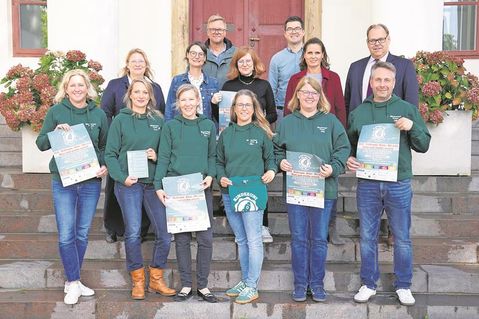 Sie machen die Kinderuni überhaupt erst möglich: Das Organisationsteam (gut zu erkennen an den grünen Hoodies), bestehend aus Mia Hoffmann, Yvonne Witte, Susanne Kunze, Aline Breiter, Hilde Rakel und Oliver Jacobs (v. lks.)  sowie die Sponsorinnen und Unterstützer.