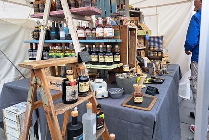 Den Markt ergänzen eine Nougateria sowie Feinkost-, Gewürze- Likör-, Obst- und Käseanbieter.