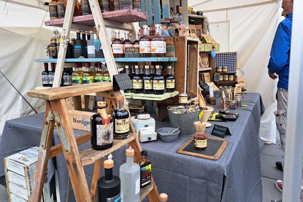 Den Markt ergänzen eine Nougateria sowie Feinkost-, Gewürze- Likör-, Obst- und Käseanbieter.