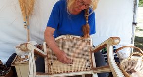 Helga Prommer-Backert kommt mit einer großen Auswahl selbstgefertigter Flecht- und Korbwaren und führt ihr Handwerk ganztägig vor.