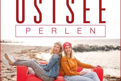 Haben den Schlafstrandkorb in Pelzerhaken ausprobiert: Gesche Muchow (lks.) und Kristina Kolbe.