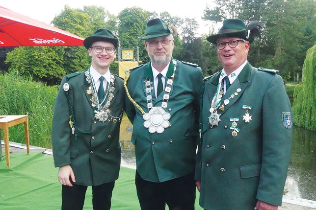 Sie repräsentieren in den kommenden zwölf Monaten den Scharbeutzer Schützenverein: Schützenkönig Nils I. Polomski (Mitte), 1. Ritter Matti Persson (links) und 2. Ritter Mattias Timm.