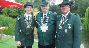 Sie repräsentieren in den kommenden zwölf Monaten den Scharbeutzer Schützenverein: Schützenkönig Nils I. Polomski (Mitte), 1. Ritter Matti Persson (links) und 2. Ritter Mattias Timm.