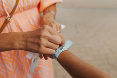 Die auf der Innenseite des Armbandes notierte Mobilfunknummer dient der Kontaktaufnahme im Ernstfall. (Foto: TALB Joelle Dörnath)