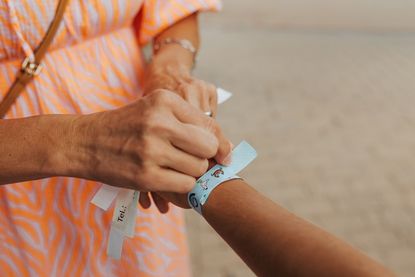 Die auf der Innenseite des Armbandes notierte Mobilfunknummer dient der Kontaktaufnahme im Ernstfall. (Foto: TALB Joelle Dörnath)