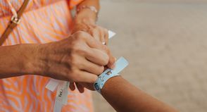 Die auf der Innenseite des Armbandes notierte Mobilfunknummer dient der Kontaktaufnahme im Ernstfall. (Foto: TALB Joelle Dörnath)