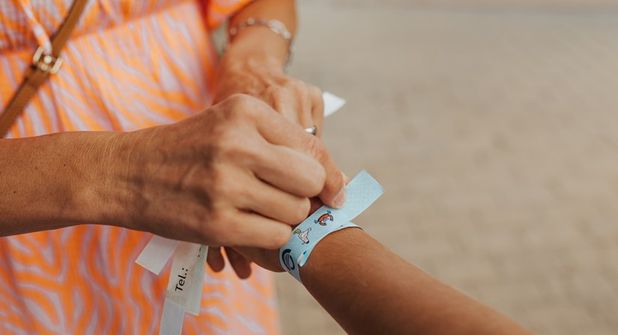 Die auf der Innenseite des Armbandes notierte Mobilfunknummer dient der Kontaktaufnahme im Ernstfall. (Foto: TALB Joelle Dörnath)