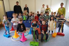 Kinder der gelben, blauen und grünen Gruppe nahmen die Spielgeräte sofort in Beschlag. Sehr zur Freude des Erzieher-Trios sowie von Kindergartenleiterin Andrea Boneß (3. v. re.) und Spenderin Renate Kruschel (2. v. re.).