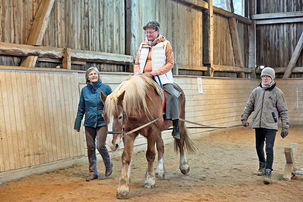 Sabine Henning kann durch die Hippotherapie bei Amélie und Rüdiger von Bülow-Sartory die Symptome ihrer MS-Erkrankung erfolgreich in Schach halten. Gleichzeitig ist das positive Erlebnis im Umgang mit den Tier für sie ein Schlüsselreiz.