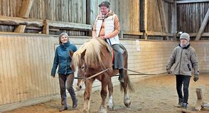 Sabine Henning kann durch die Hippotherapie bei Amélie und Rüdiger von Bülow-Sartory die Symptome ihrer MS-Erkrankung erfolgreich in Schach halten. Gleichzeitig ist das positive Erlebnis im Umgang mit den Tier für sie ein Schlüsselreiz.