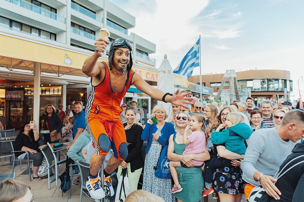 Vom 31. Juli bis 3. August verwandelt sich Scharbeutz wieder in ein Straßenkunst Festival mit internationalen, hochkarätigen Artisten.