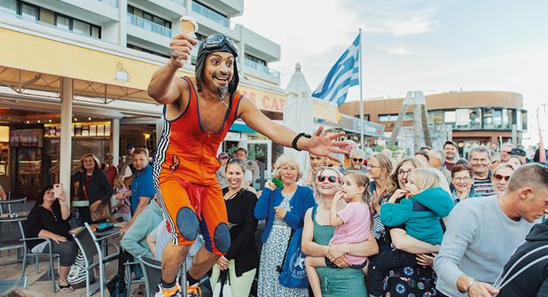Vom 31. Juli bis 3. August verwandelt sich Scharbeutz wieder in ein Straßenkunst Festival mit internationalen, hochkarätigen Artisten.