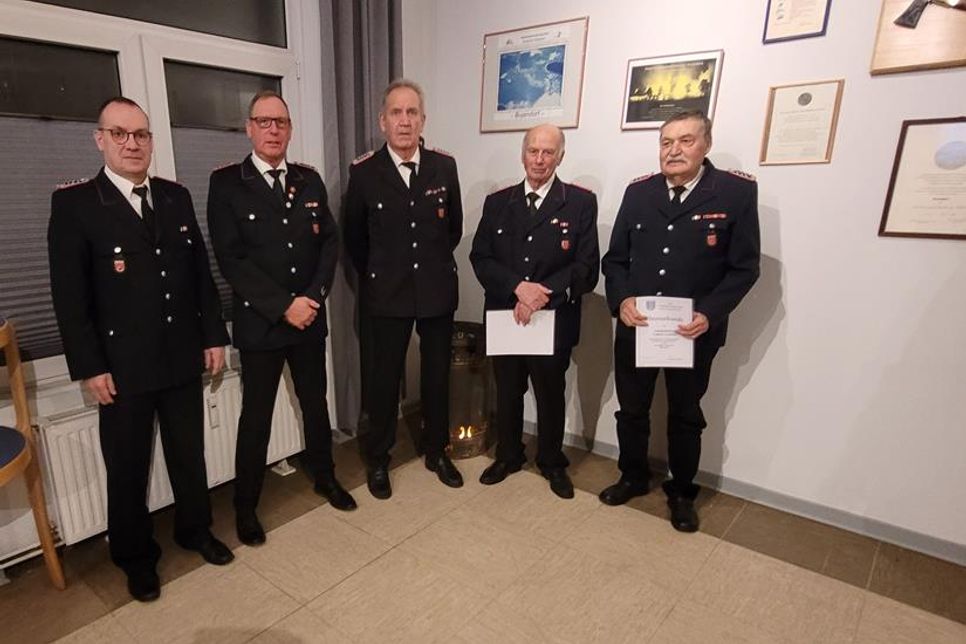 Die Geehrten: Tilmann Schröder, Sönke Harmsen, Claus Hausmann, Udo Spiekermann, Lothar Gronau (v. lks.).