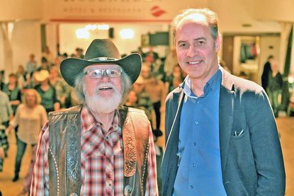 „Sheriff“ Uwe Göllner und Prof. Dr. Nicolai Maass, Direktor der Frauen-Klinik am Universitätsklinikum Schleswig-Holstein und Vorstandsmitglied bei der Schleswig-Holsteinischen Krebsgesellschaft (SHKG), freuten sich über die Spendenbereitschaft der angereisten Line Dance Gruppen beim Charity Event in Raisdorf.