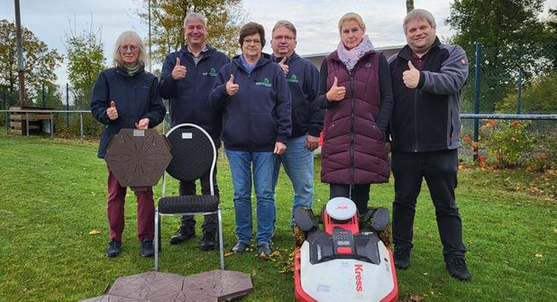 Die Vertreter der vier Schönwalder Vereine, die sich in diesem Jahr über ein Sponsoring der Energiegenossenschaft Prokon freuen konnten, von links: Edith Bouman (Freundeskreis Pfarrhof Schönwalde), Andreas Lüchow, Gerlinde Petersen und Heiko Bünning (Verband Wohneigentum Gemeinschaft Langenhagen), Melanie Lindau (TSV Schönwalde) und Marc Dobkowitz (Förderverein Dorfmuseum Schönwalde).