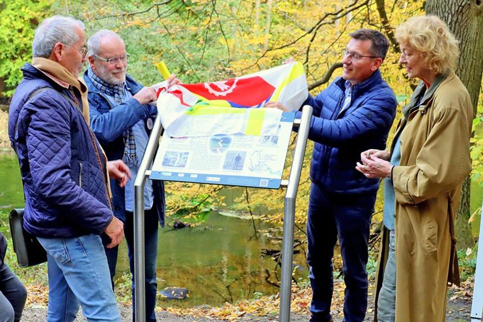 Feierliche Eröffnung des neuen Kulturpfades Schwentinental. Hier die Stele Nummer 17, die an der Schwentinebrücke in der Nähe des Wildparks steht.