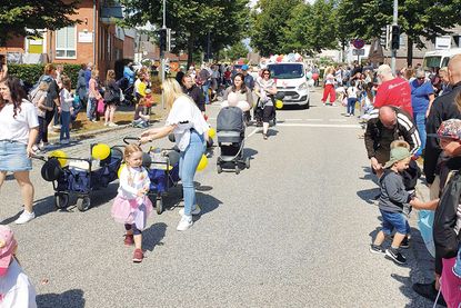 Mit der bunten Parade wird das Dorffest eröffnet.