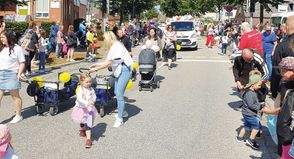 Mit der bunten Parade wird das Dorffest eröffnet.