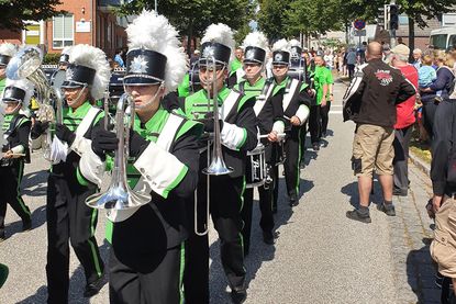 Musikalisch begleitet von der Jugend Brass Band Lübeck geht es durch die geschmückten Straßen von Sereetz.